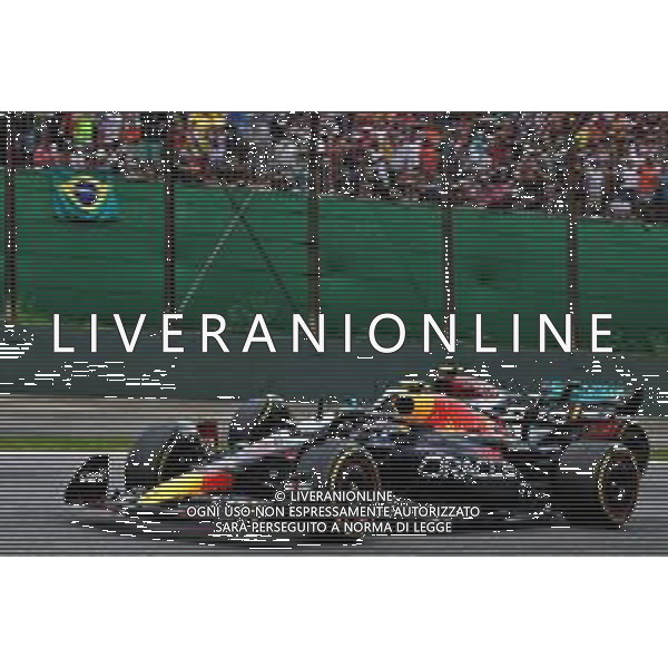 Sergio Perez (MEX) Red Bull Racing RB18 and Lewis Hamilton (GBR) Mercedes AMG F1 W13 battle for position. 13.11.2022. Formula 1 World Championship, Rd 21, Brazilian Grand Prix, Sao Paulo, Brazil, Race Day. - www.xpbimages.com, EMail: requests@xpbimages.com © Copyright: Coates / XPB Images / AGENZIA ALDO LIVERANI SAS - ITALY ONLY EDITORIAL USE ONLY