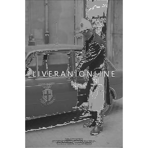 RETROSPETTIVA ARNALDO PRATI ARBITRO DI CALCIO ITALIANO E VIGILE URBANO DI PARMA NELLA FOTO CON LA DIVISA DI AGENTE DELLA POLIZIA MUNICIPALE DEL COMUNE DI PARMA NEL 1973 ©Archivio Giovanni Liverani / AGENZIA ALDO LIVERANI SAS