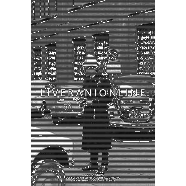 RETROSPETTIVA ARNALDO PRATI ARBITRO DI CALCIO ITALIANO E VIGILE URBANO DI PARMA NELLA FOTO CON LA DIVISA DI AGENTE DELLA POLIZIA MUNICIPALE DEL COMUNE DI PARMA NEL 1973 ©Archivio Giovanni Liverani / AGENZIA ALDO LIVERANI SAS
