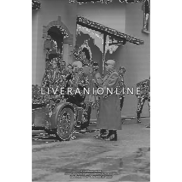 SET DEL FILM DOCUMENTARIO RAI \' IO E IL DUCE\' DIRETTO DAL REGISTA ALBERTO NEGRIN NEL 1984 NELLA FOTO BOB HOSKINS (interpreta Benito Mussolini) E BARBARA DE ROSSI (interpreta Claretta Petacci) DURANTE LE RIPRESE AG ALDO LIVERANI SAS