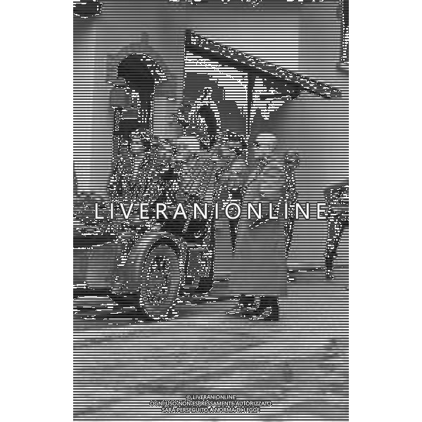 SET DEL FILM DOCUMENTARIO RAI \' IO E IL DUCE\' DIRETTO DAL REGISTA ALBERTO NEGRIN NEL 1984 NELLA FOTO BOB HOSKINS (interpreta Benito Mussolini) E BARBARA DE ROSSI (interpreta Claretta Petacci) DURANTE LE RIPRESE AG ALDO LIVERANI SAS