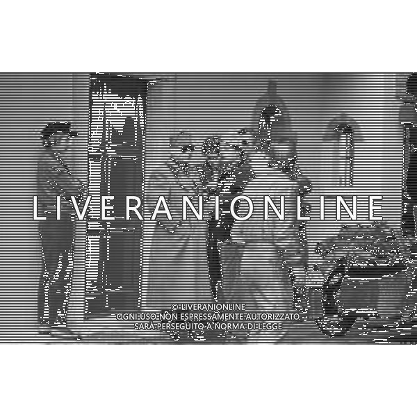 SET DEL FILM DOCUMENTARIO RAI \' IO E IL DUCE\' DIRETTO DAL REGISTA ALBERTO NEGRIN NEL 1984 NELLA FOTO BOB HOSKINS (interpreta Benito Mussolini) E BARBARA DE ROSSI (interpreta Claretta Petacci) DURANTE LE RIPRESE AG ALDO LIVERANI SAS