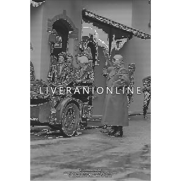 SET DEL FILM DOCUMENTARIO RAI \' IO E IL DUCE\' DIRETTO DAL REGISTA ALBERTO NEGRIN NEL 1984 NELLA FOTO BOB HOSKINS (interpreta Benito Mussolini) E BARBARA DE ROSSI (interpreta Claretta Petacci) DURANTE LE RIPRESE AG ALDO LIVERANI SAS