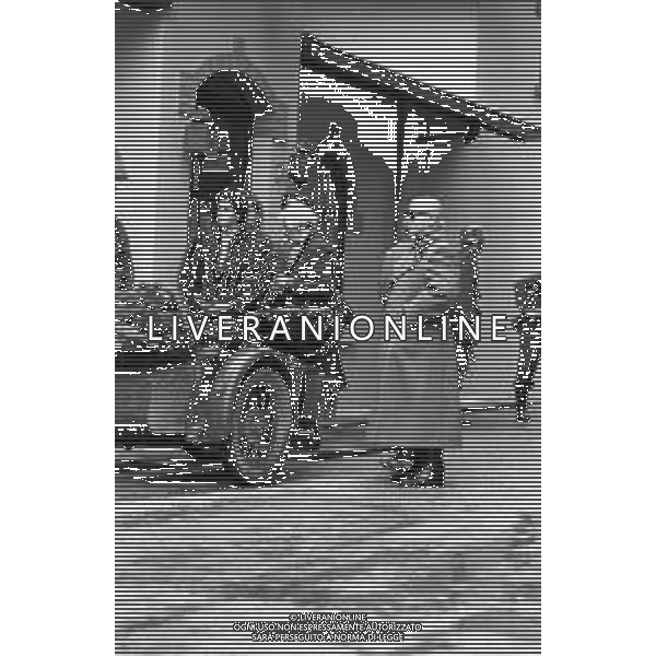 SET DEL FILM DOCUMENTARIO RAI \' IO E IL DUCE\' DIRETTO DAL REGISTA ALBERTO NEGRIN NEL 1984 NELLA FOTO BOB HOSKINS (interpreta Benito Mussolini) E BARBARA DE ROSSI (interpreta Claretta Petacci) DURANTE LE RIPRESE AG ALDO LIVERANI SAS