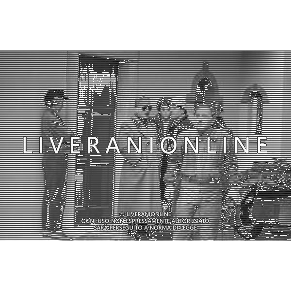 SET DEL FILM DOCUMENTARIO RAI \' IO E IL DUCE\' DIRETTO DAL REGISTA ALBERTO NEGRIN NEL 1984 NELLA FOTO BOB HOSKINS (interpreta Benito Mussolini) E BARBARA DE ROSSI (interpreta Claretta Petacci) DURANTE LE RIPRESE AG ALDO LIVERANI SAS