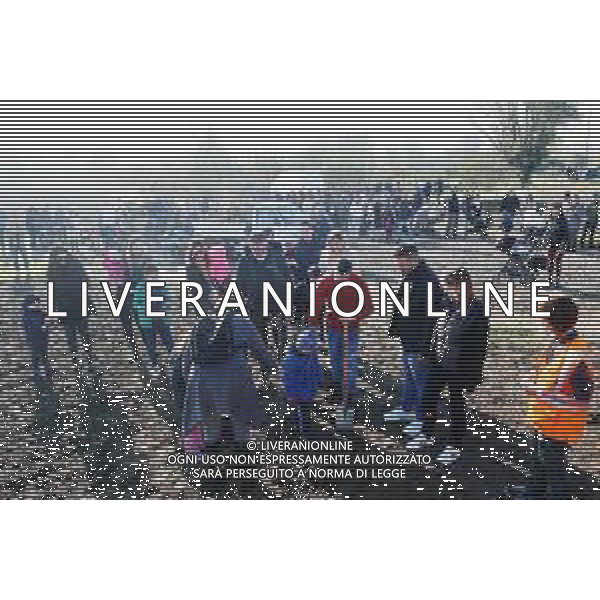 IMOLA 20 11 2022 AREA VERDE TRA GRAZIADEI E FIUME SANTRENO ALBERI PER I NEONATI DALL\'1 NOVEMBRE 2021,PRIMO PASSO VERSO IL "BOSCO DELL\'AUTODROMO^IL COMUNE METTE A DIMORA"UN ALBERO PER OGNI VITA NUOVA" NELLA FOTO ASSESSORE ELISA SPADA PIETRO BENVENUTI UN GENITORE MARCO PANIERI E ELENA PENAZZI ©SANNA / AGENZIA ALDO LIVERANI SAS