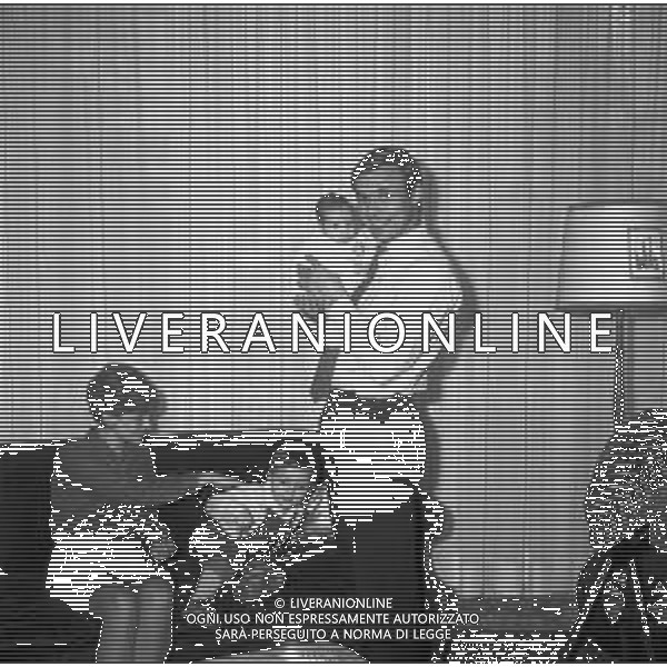 RETROSPETTIVA HARALD NIELSEN CALCIATORE INTER CALCIO NELLA FOTO CON LA MOGLIE RUDI HANSEN E IL FIGLIO HENRIK E LA FIGLIA HEIDI NELLA SUA ABITAZIONE NELL\'ANNO 1968 AG ALDO LIVERANI SAS