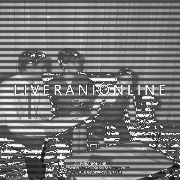 RETROSPETTIVA HARALD NIELSEN CALCIATORE INTER CALCIO NELLA FOTO CON LA MOGLIE RUDI HANSEN E IL FIGLIO HENRIK NELLA SUA ABITAZIONE NELL\'ANNO 1968 AG ALDO LIVERANI SAS