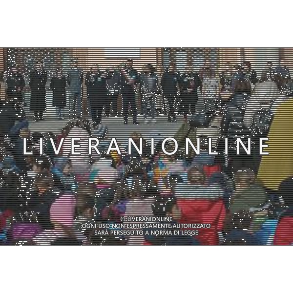 IMOLA 25 11 2022 PIAZZA MATTEOTTI GIORNATA DEL DIRITTO DELL\'INFANZIA NELLA FOTO VICE SINDACO FABRIZIO CASTELLARI CON I BAMBINI ©SANNA / AGENZIA ALDO LIVERANI SAS