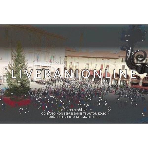 IMOLA 25 11 2022 PIAZZA MATTEOTTI GIORNATA DEL DIRITTO DELL\'INFANZIA NELLA FOTO PANORAMICA DELLA PIAZZA MATTEOTTI CON I BAMBINI DELLE SCUOLE IMOLESI ©SANNA / AGENZIA ALDO LIVERANI SAS