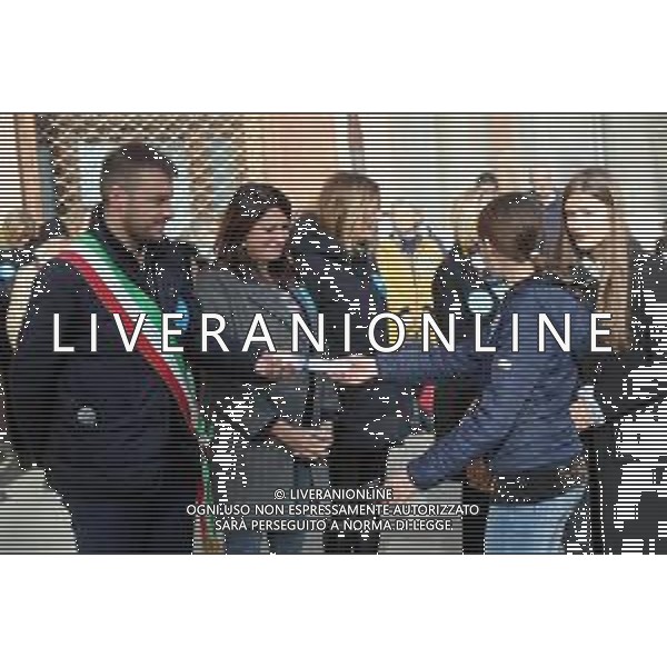 IMOLA 25 11 2022 PIAZZA MATTEOTTI GIORNATA DEL DIRITTO DELL\'INFANZIA NELLA FOTO UNA PERGAMENA AI GOVERNANTI DEL COMUNE DI IMOLA SINDACO DI IMOLA MARCO PANIERI ELISA SPADA ELENA PENAZZI ©SANNA / AGENZIA ALDO LIVERANI SAS