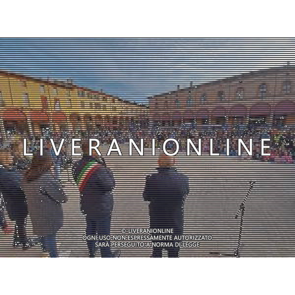 IMOLA 25 11 2022 PIAZZA MATTEOTTI GIORNATA DEL DIRITTO DELL\'INFANZIA NELLA FOTO SINDACO MARCO PANIERI CON I RAGAZZI IN PIAZZA MATTEOTTI ©SANNA / AGENZIA ALDO LIVERANI SAS
