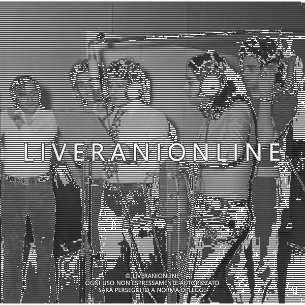 RETROSPETTIVA MARIO BERTINI CALCIATORE INTER NELLA FOTO CON IL CANTANTE CHRISTIAN IN SALA DI INCISIONE A MILANO MAGGIO 1971 ©Archivio Giovanni Liverani / AGENZIA ALDO LIVERANI SAS