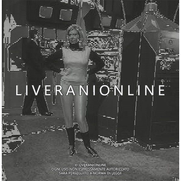 RETROSPETTIVA OMBRETTA COLLI CANTANTE E ATTRICE NELLA FOTO OMBRETTA COLLI SUL SET DEL FILM “PIANETA ERRANTE “ NELL\'ANNO 1965 AG ALDO LIVERANI SAS