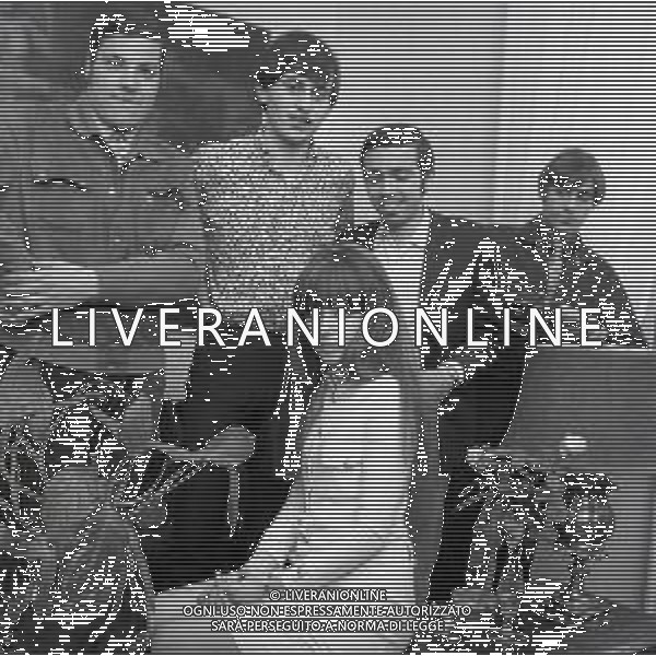 RETROSPETTIVA OMBRETTA COLLI CANTANTE E ATTRICE NELLA FOTO OMBRETTA COLLI NELL\'ANNO 1967 A MILANO CON IL SUO COMPLESSO MUSICALE AG ALDO LIVERANI SAS