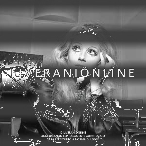 RETROSPETTIVA OMBRETTA COLLI CANTANTE E ATTRICE NELLA FOTO OMBRETTA COLLI NELL\'ANNO 1969 A MILANO IN SALA D\'INCISIONE AG ALDO LIVERANI SAS 