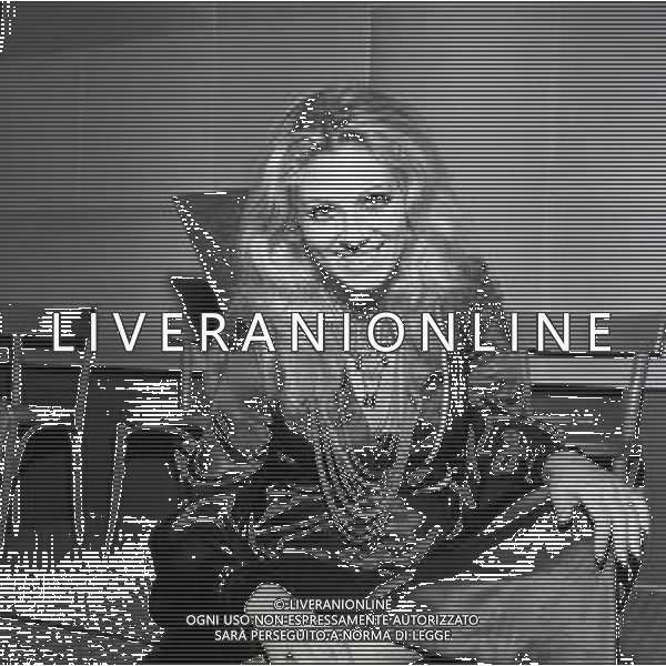 RETROSPETTIVA OMBRETTA COLLI CANTANTE E ATTRICE NELLA FOTO OMBRETTA COLLI NELL\'ANNO 1969 A MILANO IN SALA D\'INCISIONE AG ALDO LIVERANI SAS 