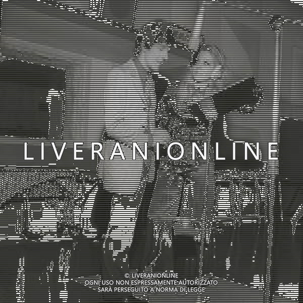 RETROSPETTIVA OMBRETTA COLLI CANTANTE E ATTRICE NELLA FOTO OMBRETTA COLLI NELL\'ANNO 1969 A MILANO IN SALA D\'INCISIONE CON GIORGIO GABER AG ALDO LIVERANI SAS 