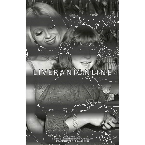 RETROSPETTIVA OMBRETTA COLLI CANTANTE E ATTRICE NELLA FOTO OMBRETTA COLLI NELL\'ANNO 1971 A MILANO CON LA FIGLIA DALIA AG ALDO LIVERANI SAS  