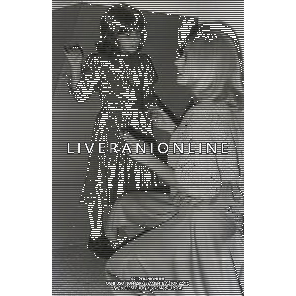 RETROSPETTIVA OMBRETTA COLLI CANTANTE E ATTRICE NELLA FOTO OMBRETTA COLLI NELL\'ANNO 1971 A MILANO CON LA FIGLIA DALIA AG ALDO LIVERANI SAS  