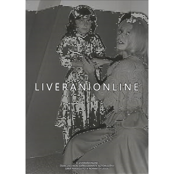 RETROSPETTIVA OMBRETTA COLLI CANTANTE E ATTRICE NELLA FOTO OMBRETTA COLLI NELL\'ANNO 1971 A MILANO CON LA FIGLIA DALIA AG ALDO LIVERANI SAS  