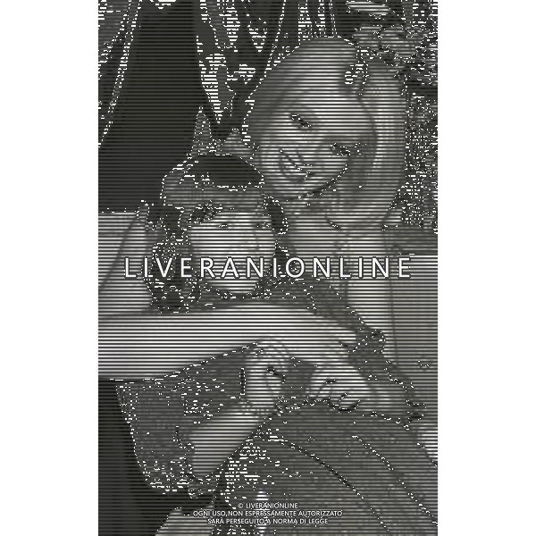 RETROSPETTIVA OMBRETTA COLLI CANTANTE E ATTRICE NELLA FOTO OMBRETTA COLLI NELL\'ANNO 1971 A MILANO CON LA FIGLIA DALIA AG ALDO LIVERANI SAS  
