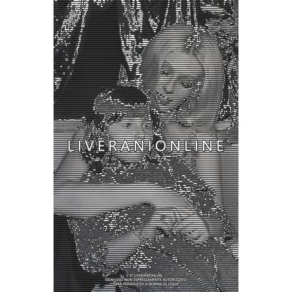 RETROSPETTIVA OMBRETTA COLLI CANTANTE E ATTRICE NELLA FOTO OMBRETTA COLLI NELL\'ANNO 1971 A MILANO CON LA FIGLIA DALIA AG ALDO LIVERANI SAS   