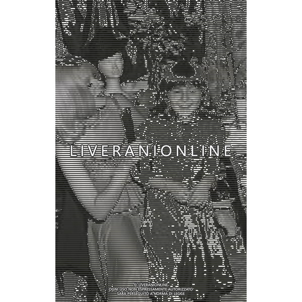 RETROSPETTIVA OMBRETTA COLLI CANTANTE E ATTRICE NELLA FOTO OMBRETTA COLLI NELL\'ANNO 1971 A MILANO CON LA FIGLIA DALIA AG ALDO LIVERANI SAS    