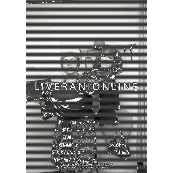 RETROSPETTIVA OMBRETTA COLLI CANTANTE E ATTRICE NELLA FOTO OMBRETTA COLLI CON GINO BRAMIERI NELL\'ANNO 1973 AL TEATRO NELLA COMMEDIA“CIELO MIO MARITO“ AG ALDO LIVERANI SAS 