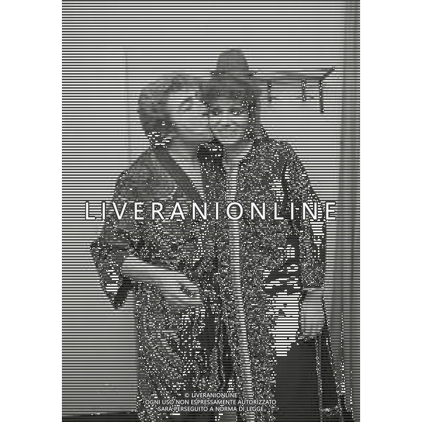 RETROSPETTIVA OMBRETTA COLLI CANTANTE E ATTRICE NELLA FOTO OMBRETTA COLLI CON GINO BRAMIERI NELL\'ANNO 1973 AL TEATRO NELLA COMMEDIA“CIELO MIO MARITO“ AG ALDO LIVERANI SAS 