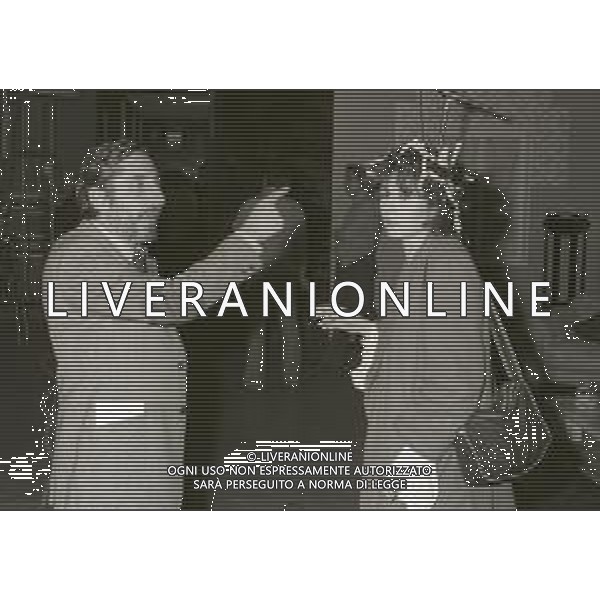 RETROSPETTIVA OMBRETTA COLLI CANTANTE E ATTRICE NELLA FOTO OMBRETTA COLLI CON IL REGISTA VITO MOLINARI NELLA MINI SERIE TELEVISIVA“CINQUANT\'ANNI D\'AMORE“ NELL\'ANNO 1981 A MILANO AG ALDO LIVERANI SAS