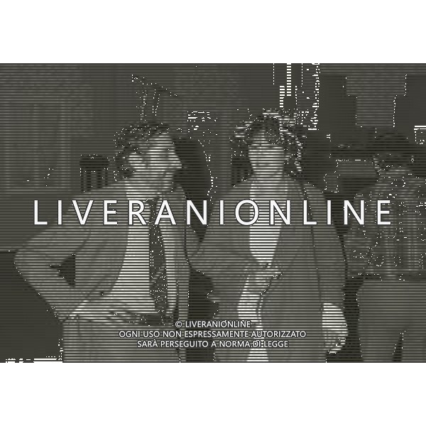 RETROSPETTIVA OMBRETTA COLLI CANTANTE E ATTRICE NELLA FOTO OMBRETTA COLLI CON IL REGISTA VITO MOLINARI NELLA MINI SERIE TELEVISIVA“CINQUANT\'ANNI D\'AMORE“ NELL\'ANNO 1981 A MILANO AG ALDO LIVERANI SAS