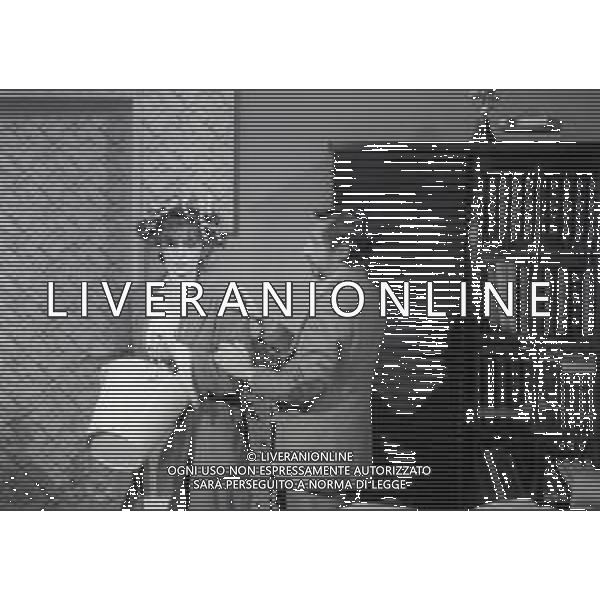 RETROSPETTIVA OMBRERETROSPETTIVA OMBRETTA COLLI CANTANTE E ATTRICE NELLA FOTO OMBRETTA COLLI CON IL REGISTA VITO MOLINARI NELLA MINI SERIE TELEVISIVA“CINQUANT\'ANNI D\'AMORE“ NELL\'ANNO 1981 A MILANO AG ALDO LIVERANI SAS  