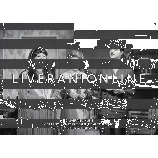 RETROSPETTIVA OMBRETTA COLLI CANTANTE E ATTRICE NELLA FOTO OMBRETTA COLLI CON EDMANDA ALDINI E CHRISTAN DE SICA NELLA MINI SERIE TELEVISIVA“CINQUANT\'ANNI D\'AMORE“ NELL\'ANNO 1981 A MILANO AG ALDO LIVERANI SAS 