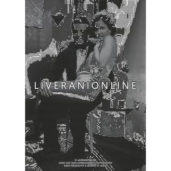 RETROSPETTIVA OMBRETTA COLLI CANTANTE E ATTRICE NELLA FOTO CHRIISTIAN DE SICA E JENNY TAMBURI NELLA MINI SERIE TELEVISIVA“CINQUANT\'ANNI D\'AMORE“ NELL\'ANNO 1981 A MILANO AG ALDO LIVERANI SAS  