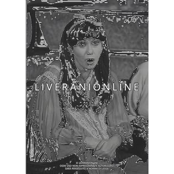 RETROSPETTIVA OMBRETTA COLLI CANTANTE E ATTRICE NELLA FOTO OMBRETTA COLLI NELLA MINI SERIE TELEVISIVA“CINQUANT\' ANNI D\'AMORE“ NELL\'ANNO 1981 A MILANO AG ALDO LIVERANI SAS  