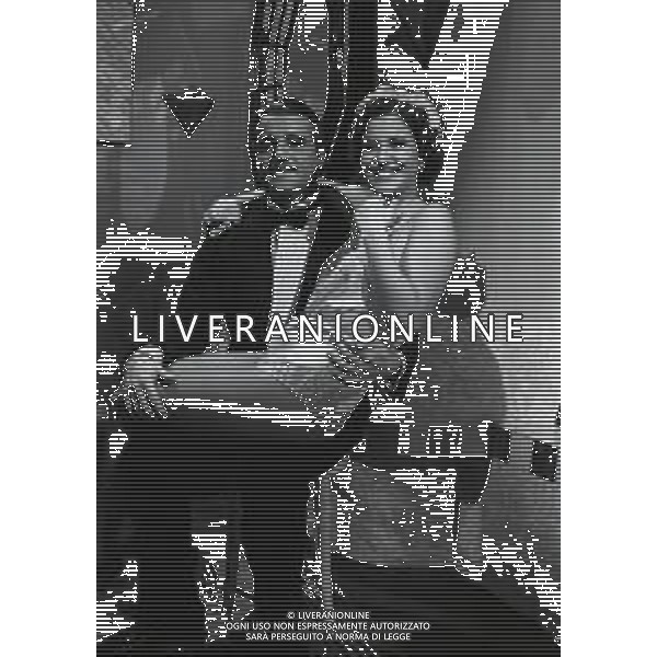 RETROSPETTIVA OMBRETTA COLLI CANTANTE E ATTRICE NELLA FOTO CHRISTIAN DE SICA E JENNY TAMBURI NELLA MINI SERIE TELEVISIVA“CINQUANT\'ANNI D\'AMORE“ NELL\'ANNO 1981 A MILANO AG ALDO LIVERANI SAS  