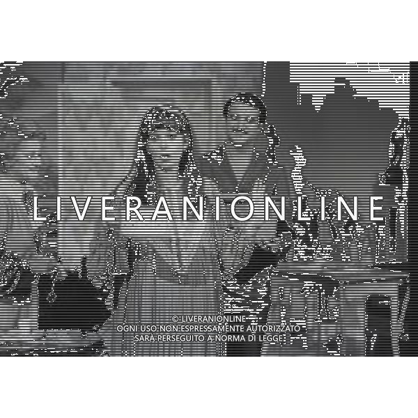 RETROSPETTIVA OMBRETTA COLLI CANTANTE E ATTRICE NELLA FOTO OMBRETTA COLLI CON CHRISTIAN DE SICA E EDMONDA ALDINI NELLA MINI SERIE TELEVISIVA“CINQUANT\' ANNI D\'AMORE“ NELL\'ANNO 1981 A MILANO AG ALDO LIVERANI SAS  