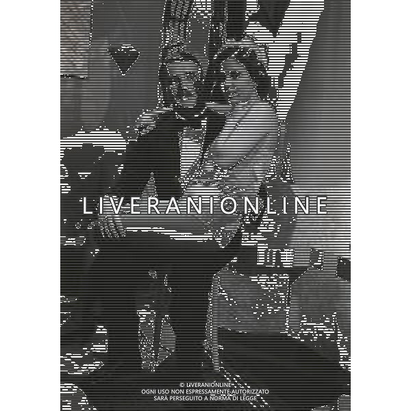RETROSPETTIVA OMBRETTA COLLI CANTANTE E ATTRICE NELLA FOTO CHRISTIAN DE SICA E JENNY TAMBURI NELLA MINI SERIE TELEVISIVA“CINQUANT\' ANNI D\'AMORE“ NELL\'ANNO 1981 A MILANO AG ALDO LIVERANI SAS   