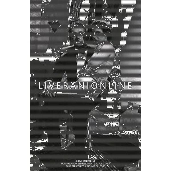 RETROSPETTIVA OMBRETTA COLLI CANTANTE E ATTRICE NELLA FOTO CHRISTIAN DE SICA E JENNY TAMBURI NELLA MINI SERIE TELEVISIVA“CINQUANT\' ANNI D\'AMORE“ NELL\'ANNO 1981 A MILANO AG ALDO LIVERANI SAS  