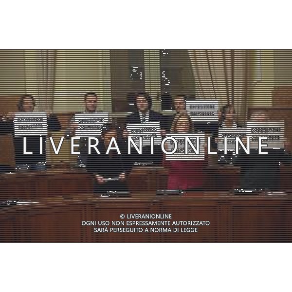 IMOLA 29 11 2022 CONSIGLIO COMUNALE STRAORDINARIO PROTESTA DELLA MINORANZA PER I DIRITTI CALPESTATI NELLA FOTO DA SINISTRA SOPRA SIMONE CARAPIA LEGA,DANIELE MARCHETTI LEGA,NICHOLAS VACCHI FRATELLI D\'ITALIA,SERENA BUGANI FRATELLI D\'ITALIA SOTTO REBECCA CHIARINI GRUPPO MISTO,MARINELLA VELLA LISTA CAPPELLO E EZIO ROI M5STELLE ©SANNA / AGENZIA ALDO LIVERANI SAS