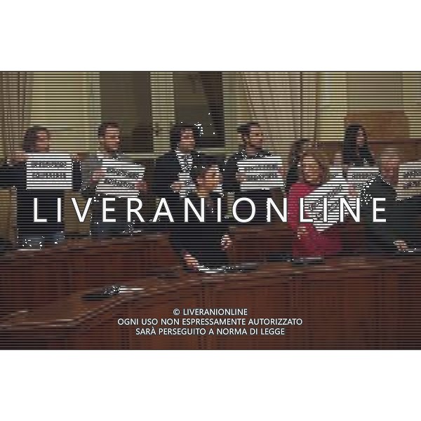 IMOLA 29 11 2022 CONSIGLIO COMUNALE STRAORDINARIO PROTESTA DELLA MINORANZA PER I DIRITTI CALPESTATI NELLA FOTO DA SINISTRA SOPRA SIMONE CARAPIA LEGA,DANIELE MARCHETTI LEGA,NICHOLAS VACCHI FRATELLI D\'ITALIA,SERENA BUGANI FRATELLI D\'ITALIA TERESA MERLI FRATELLI D\'ITALIA SOTTO REBECCA CHIARINI GRUPPO MISTO,MARINELLA VELLA LISTA CAPPELLO EZIO ROI M5STELLE LASCIANO LA SALA DEL CONSIGLIO COMUNALE ©SANNA / AGENZIA ALDO LIVERANI SAS