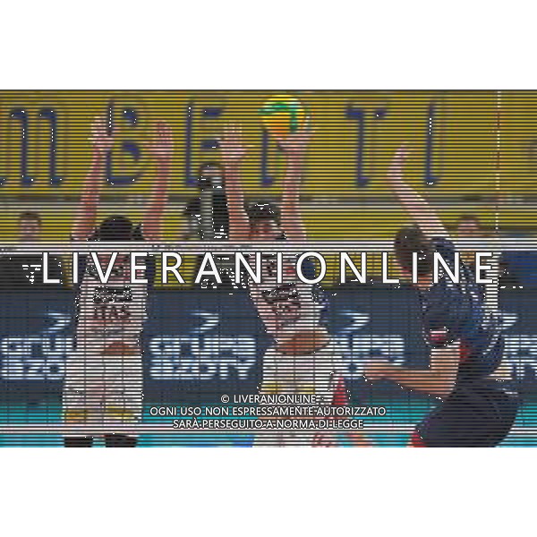 Muro di Daniele Lavia - ITAS Trentino durante la partita tra ITAS Trentino e Grupa Azoty ZAKSA Kedzierzyn-Kozle valida per il terzo turno del Pool-D della CEV Champions league di volley maschile. Trento, Italia, 29 Novembre 2022 presso la BLM Group Arena. ©Roberto Tommasini / AGENZIA ALDO LIVERANI SAS