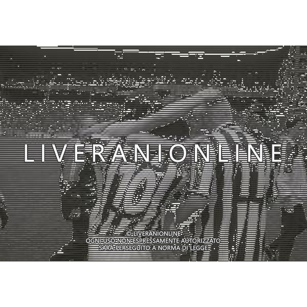13-05-1995 CAMPIONATO DI CALCIO SERIE A GENOA-JUVENTUS 0-4 NELLA FOTO ABBRACCIO DEI GIOCATORI DELLA JUVENTUS A FINE GARA PER LA VITTORIA DEL CAMPIONATO DI CALCIO AG ALDO LIVERANI SAS