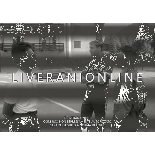 1994 MADONNA DI CAMPIGLIO LOC PALU\' ALLENAMENTO GENOA CALCIO NELLA FOTO JOHN VAN\'T SCHIP COI GIORNALISTI GIAPPONESI AG ALDO LIVERANI SAS