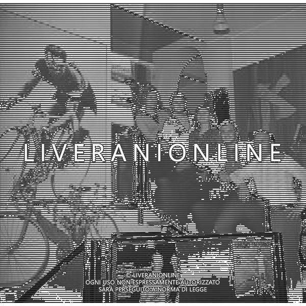 RETROSPETTIVA DEI FAMIGLIARI DEL CICLISTA LEARCO GUERRA NELLA FOTO IL FIGLIO GINO E I NIPOTI LEARCO E CARLO NEL NEGOZIO DI ARTICOLI SPORTIVI A MANTOVA NEL 1972 ©Archivio Giovanni Liverani / AGENZIA ALDO LIVERANI SAS
