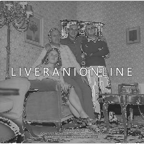 RETROSPETTIVA DEI FAMIGLIARI DEL CICLISTA LEARCO GUERRA NELLA FOTO IL FIGLIO GINO (CON LA MOGLIE ) E I NIPOTI LEARCO E CARLO NELLA LORO CASA A MANTOVA NEL 1972 ©Archivio Giovanni Liverani / AGENZIA ALDO LIVERANI SAS