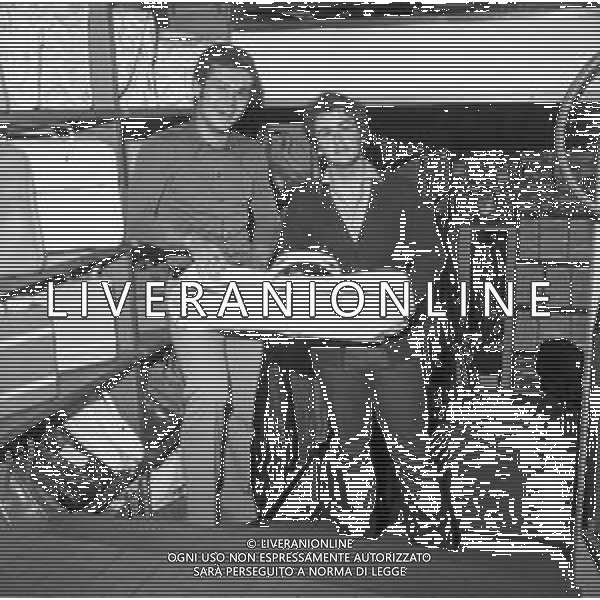 RETROSPETTIVA DEI FAMIGLIARI DEL CICLISTA LEARCO GUERRA NELLA FOTO I NIPOTI LEARCO E CARLO NEL NEGOZIO DI ARTICOLI SPORTIVI A MANTOVA NEL 1972 ©Archivio Giovanni Liverani / AGENZIA ALDO LIVERANI SAS
