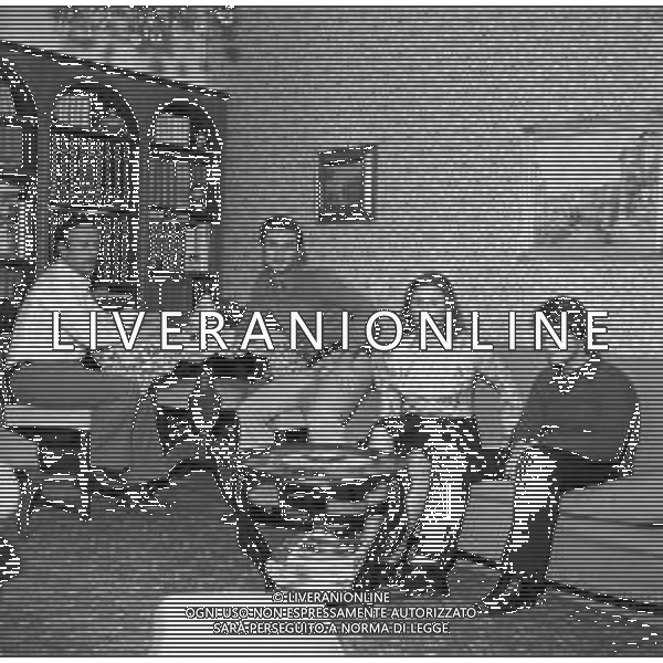 RETROSPETTIVA DEI FAMIGLIARI DEL CICLISTA LEARCO GUERRA NELLA FOTO IL FIGLIO GINO (CON LA MOGLIE ) E I NIPOTI LEARCO E CARLO NELLA LORO CASA A MANTOVA NEL 1972 ©Archivio Giovanni Liverani / AGENZIA ALDO LIVERANI SAS