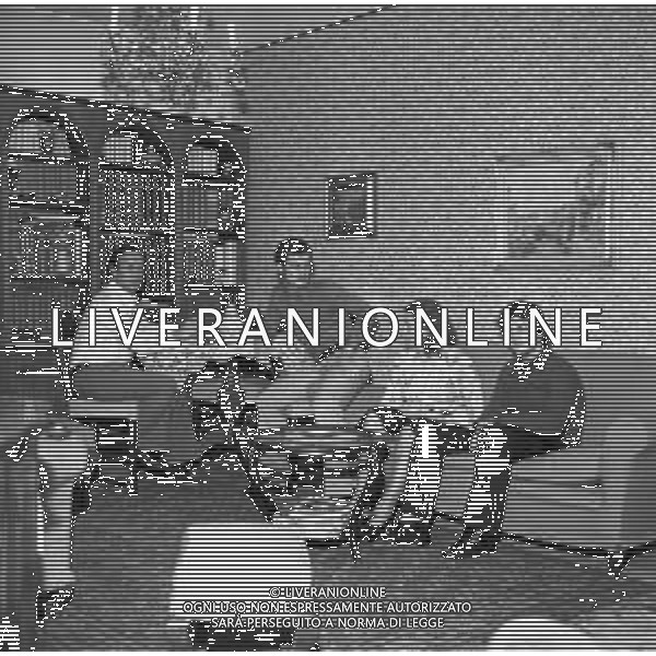 RETROSPETTIVA DEI FAMIGLIARI DEL CICLISTA LEARCO GUERRA NELLA FOTO IL FIGLIO GINO (CON LA MOGLIE ) E I NIPOTI LEARCO E CARLO NELLA LORO CASA A MANTOVA NEL 1972 ©Archivio Giovanni Liverani / AGENZIA ALDO LIVERANI SAS